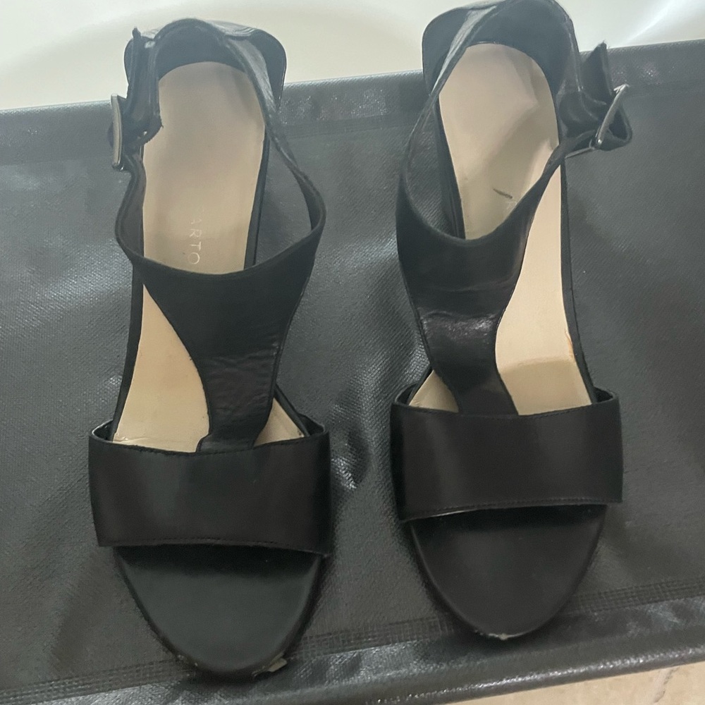 Grecian women’s sandals, size 8, offers welcome.